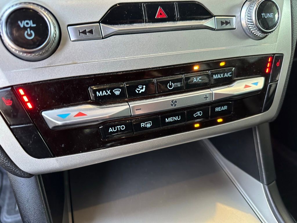 Used 2022 Ford Explorer XLT image 25