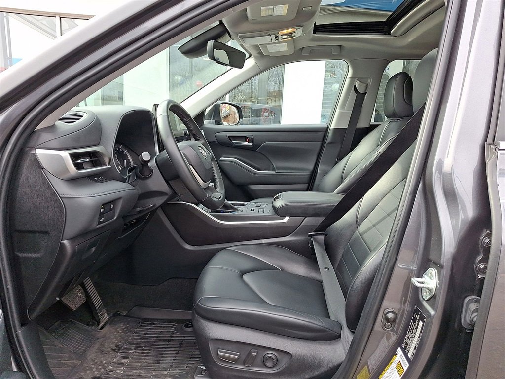 Used 2023 Toyota Highlander XLE image 11