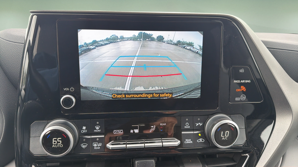 Used 2024 Toyota Highlander LE AWD/4WD image 25