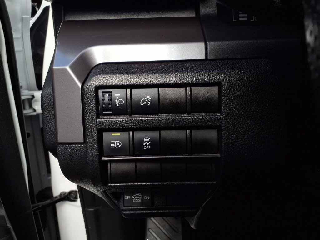 Used 2025 Toyota Tacoma SR5 AWD/4WD image 15