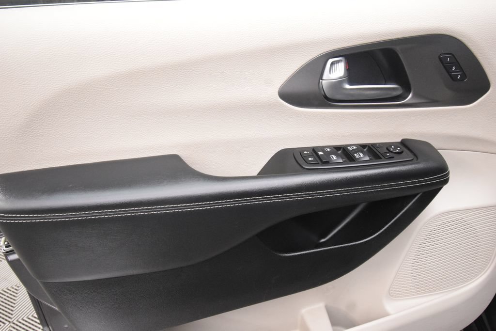 Used 2023 Chrysler Pacifica Touring-L FWD image 24