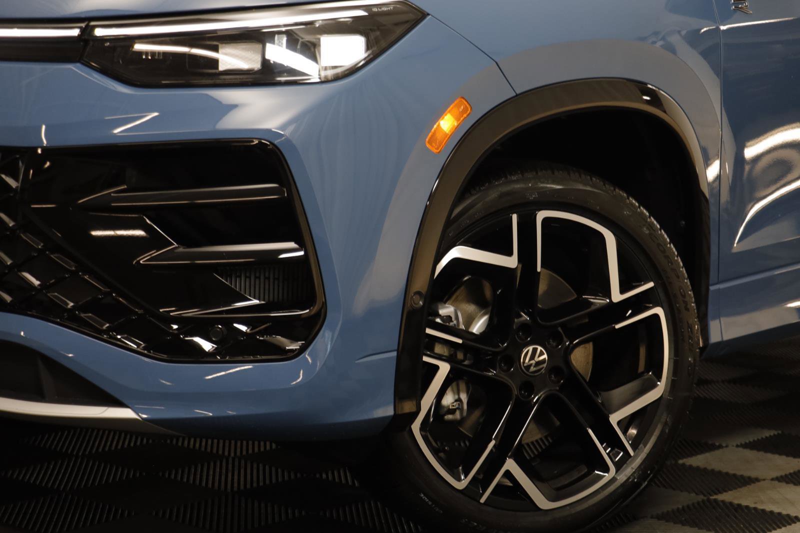 New 2026 Volkswagen Tiguan SEL R-Line image 3