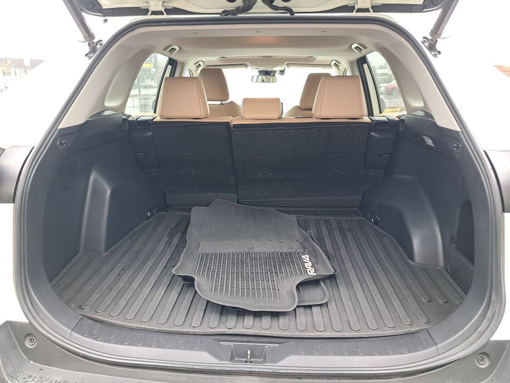 Used 2021 Toyota RAV4 XLE Premium image 28
