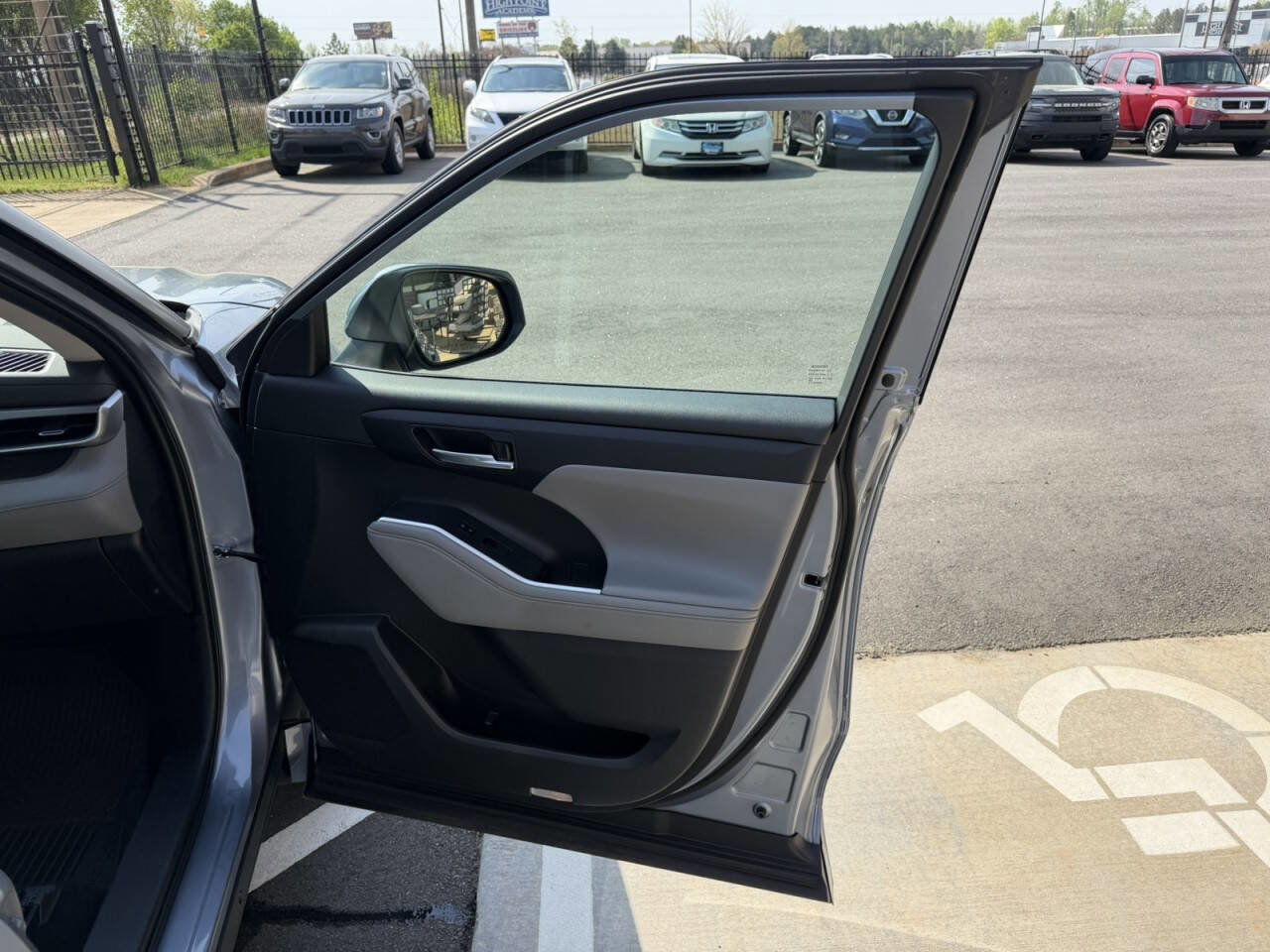 Used 2022 Toyota Highlander XLE image 19