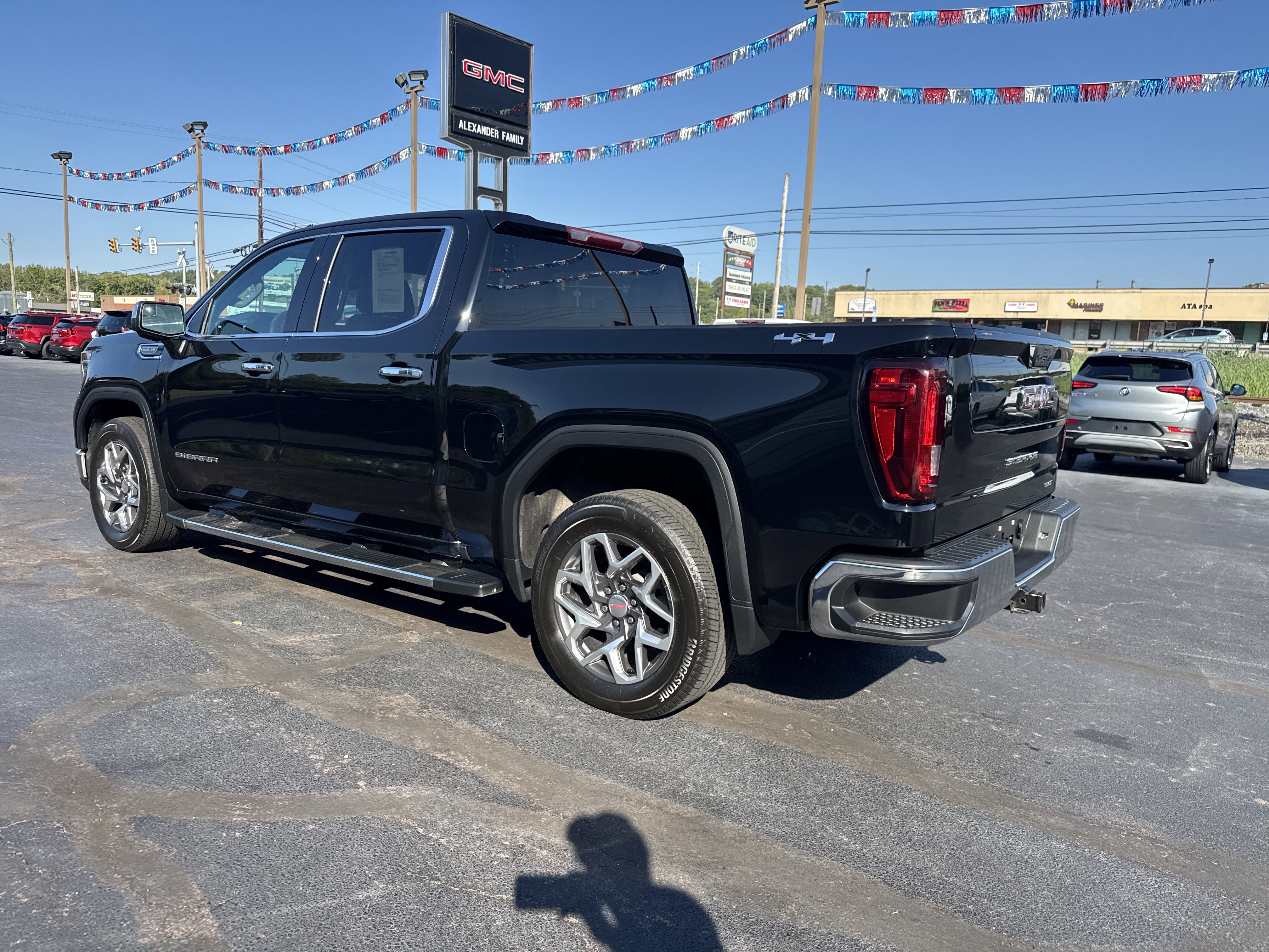 Used 2022 GMC Sierra 1500 SLT w/ SLT Premium Package image 6