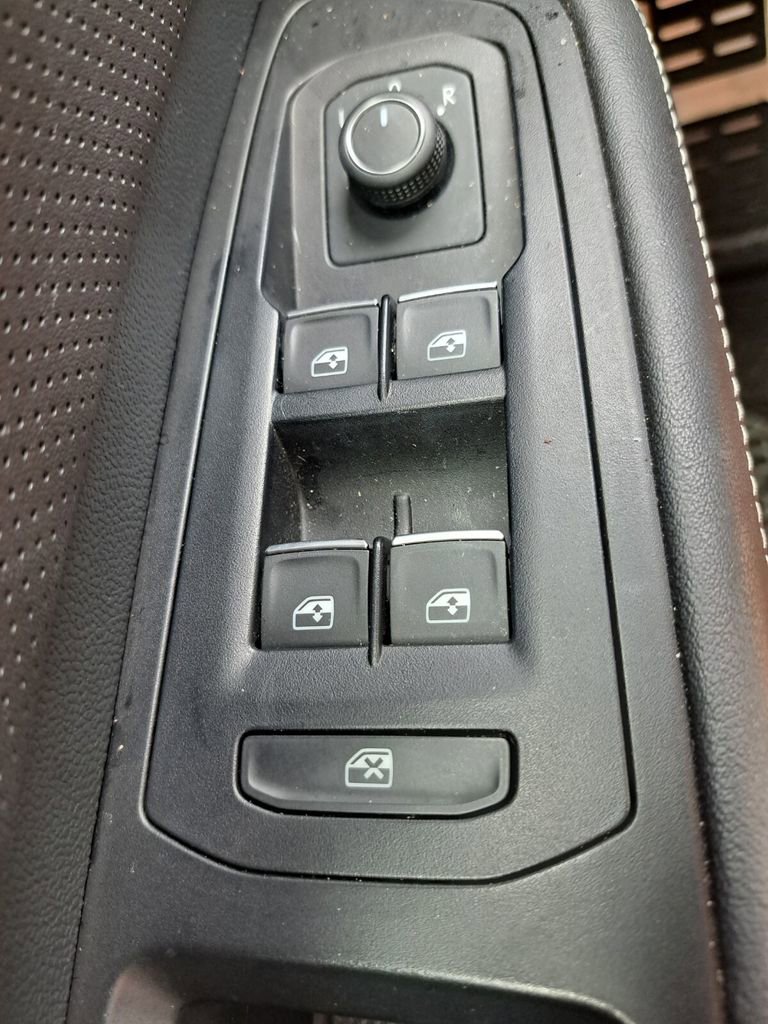 Used 2025 Volkswagen Atlas Cross Sport SEL R-Line image 17