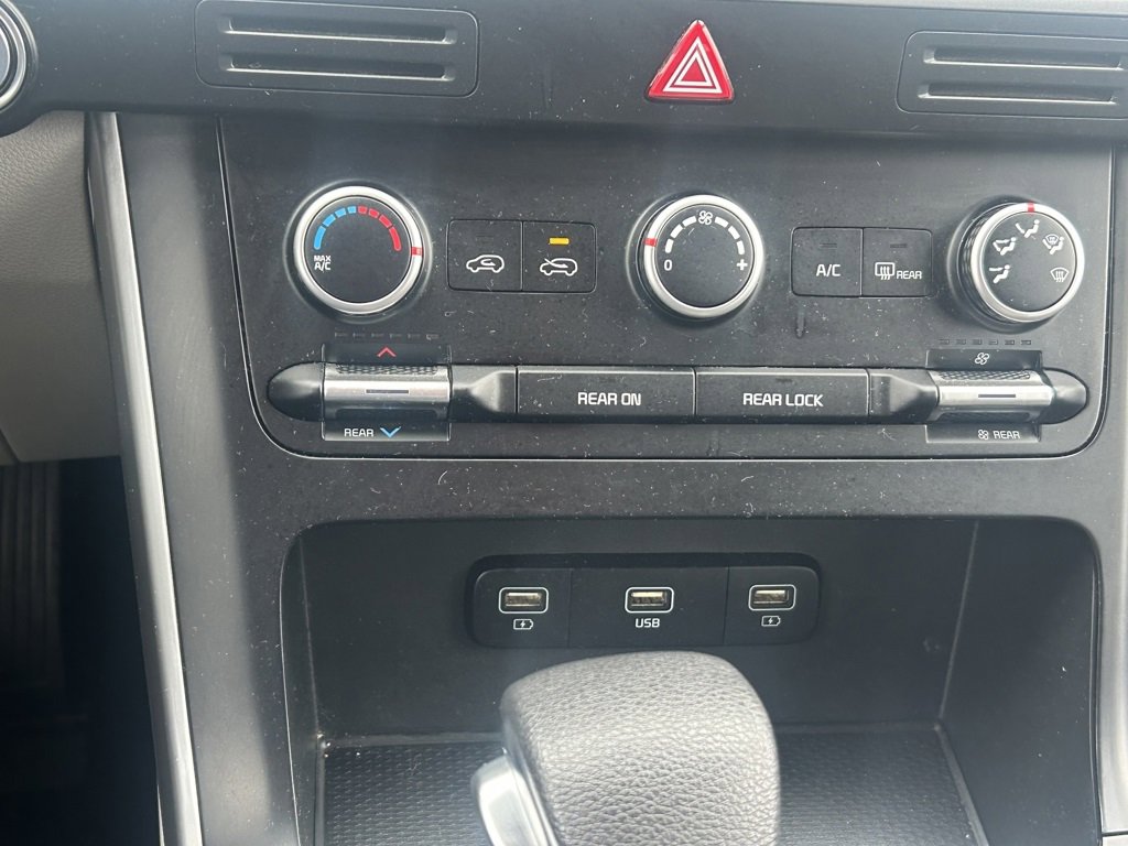 Certified 2023 Kia Carnival LX image 16