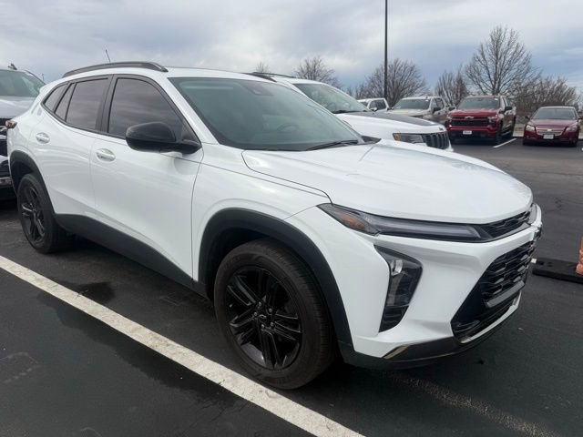 Used 2025 Chevrolet Trax ACTIV w/ Sunroof Package image 3