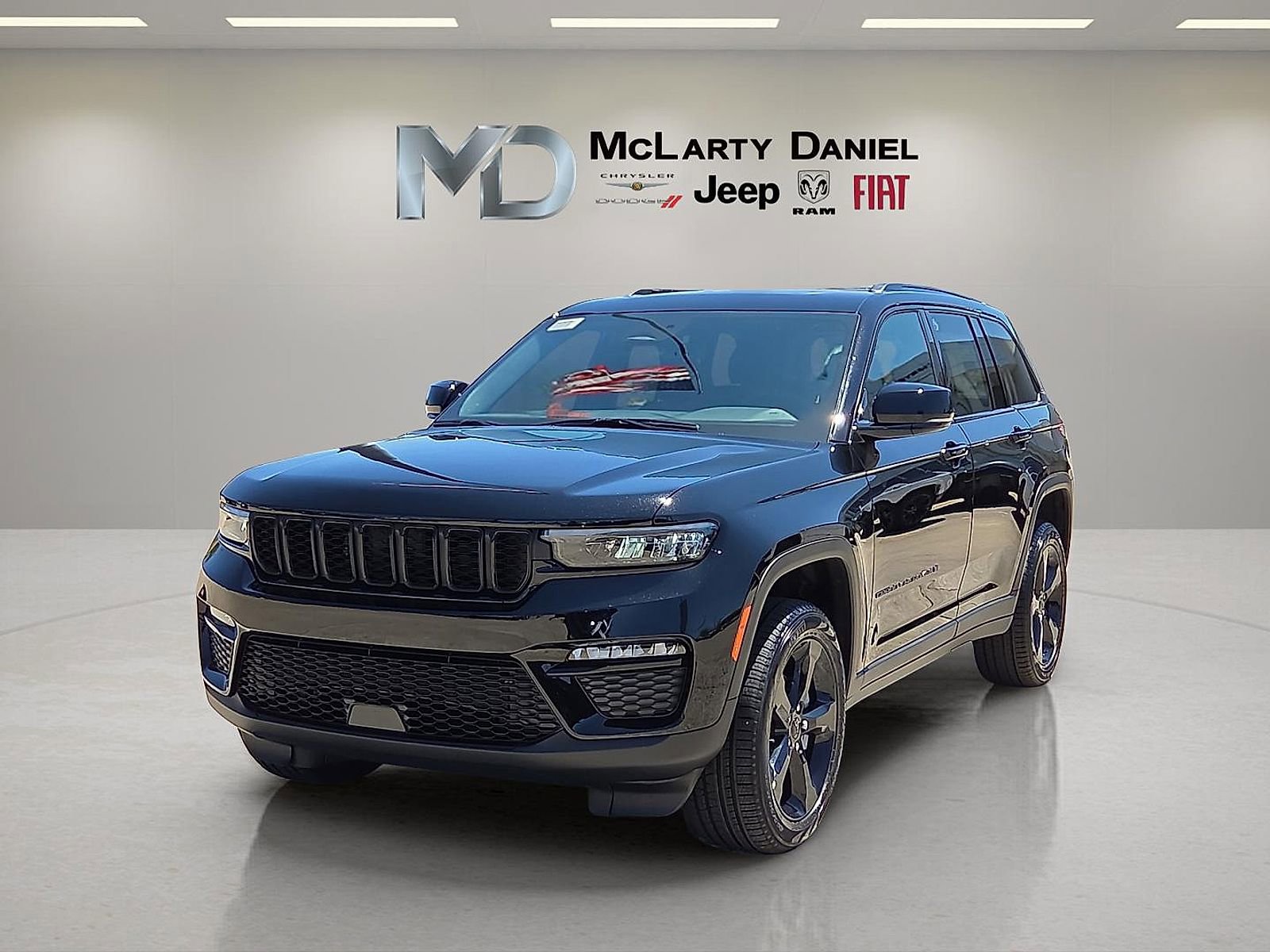 Used 2025 Jeep Grand Cherokee Limited w/ Black Appearance Package AWD/4WD image 2
