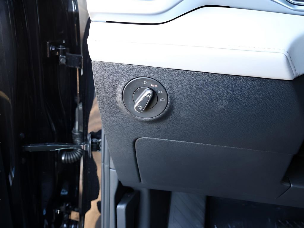 Used 2025 Volkswagen Taos SE image 37