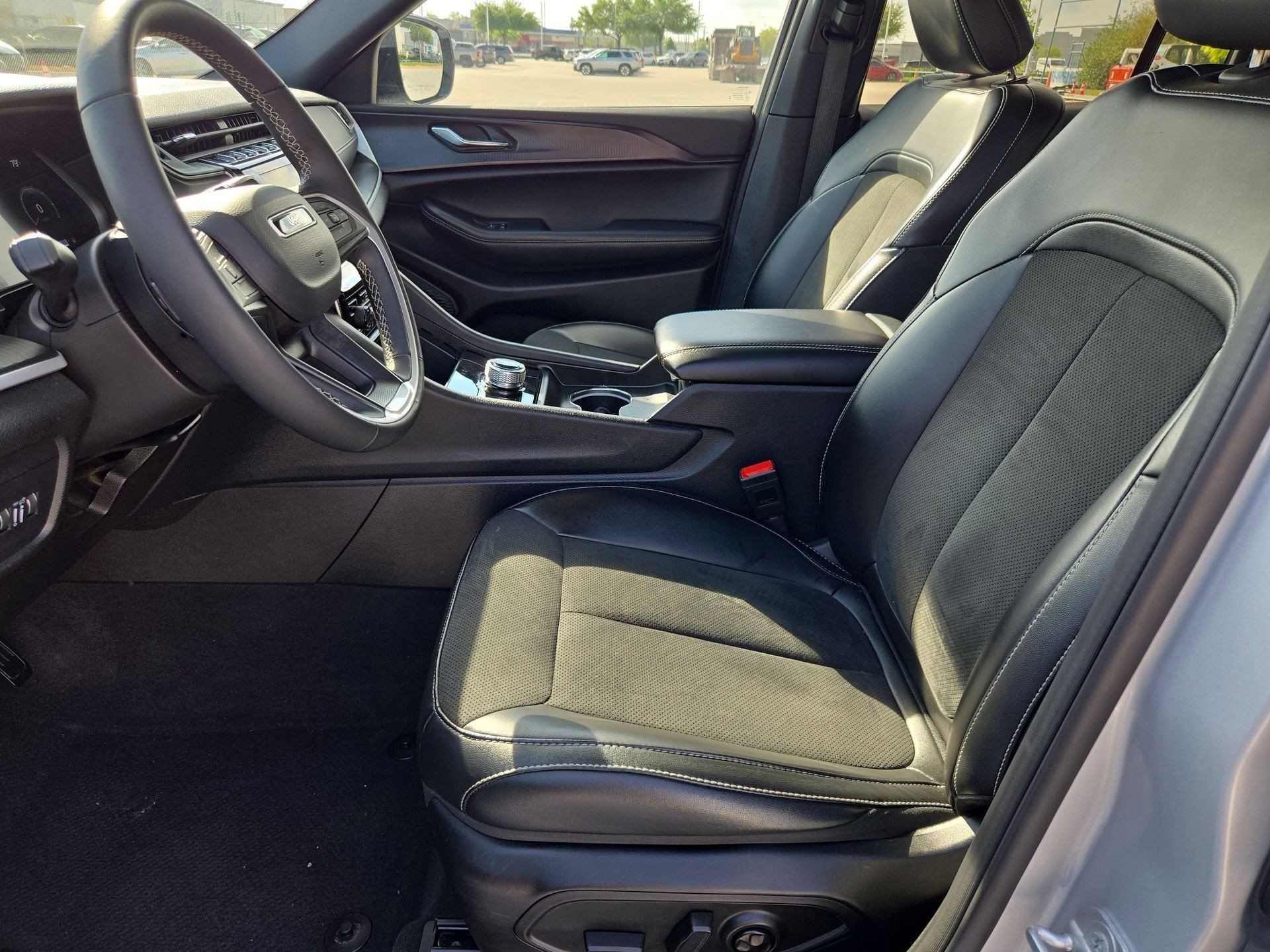 Used 2025 Jeep Grand Cherokee Altitude AWD/4WD image 16