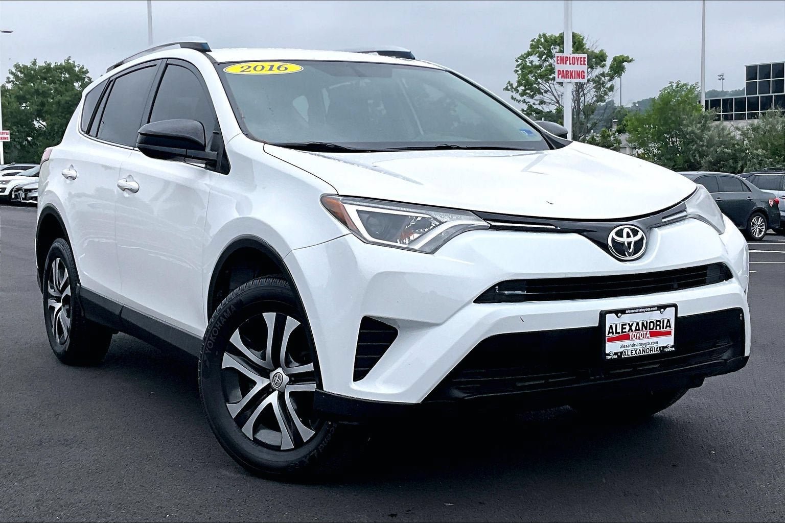 Used 2016 Toyota RAV4 LE AWD/4WD image 2