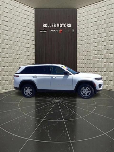 Certified 2023 Jeep Grand Cherokee Laredo AWD/4WD image 3