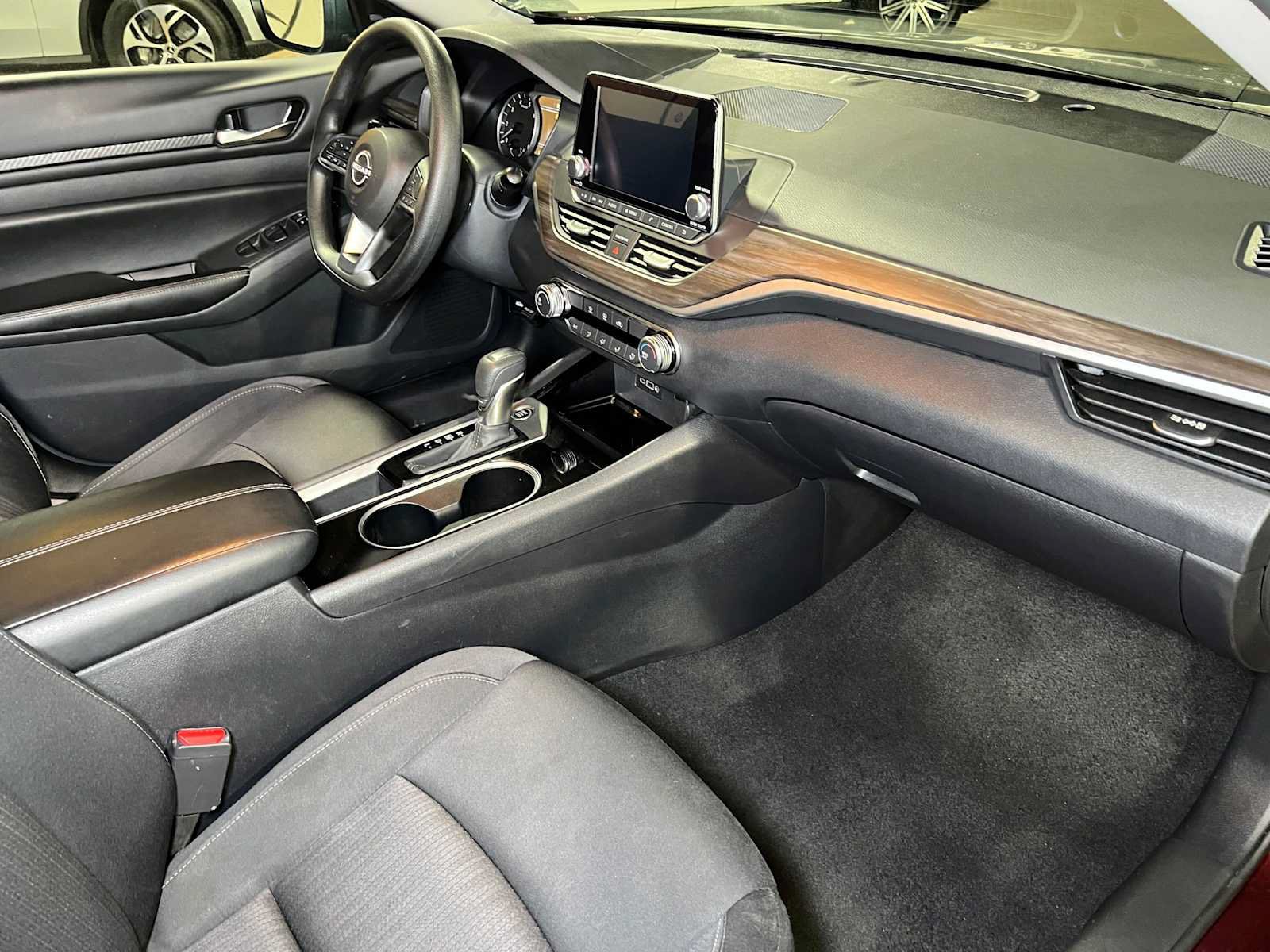 Used 2024 Nissan Altima 2.5 SV FWD image 11