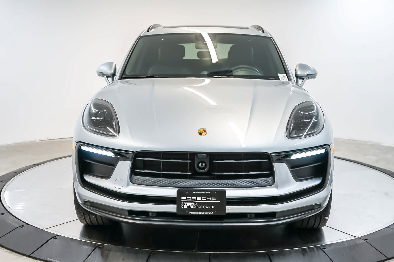 Certified 2026 Porsche Macan AWD/4WD image 5