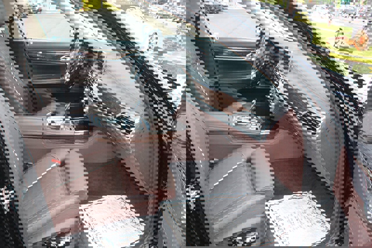 Used 2020 BMW 750i xDrive image 18