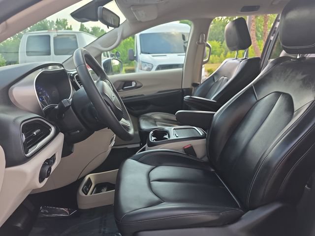 Used 2023 Chrysler Pacifica Touring-L FWD image 17