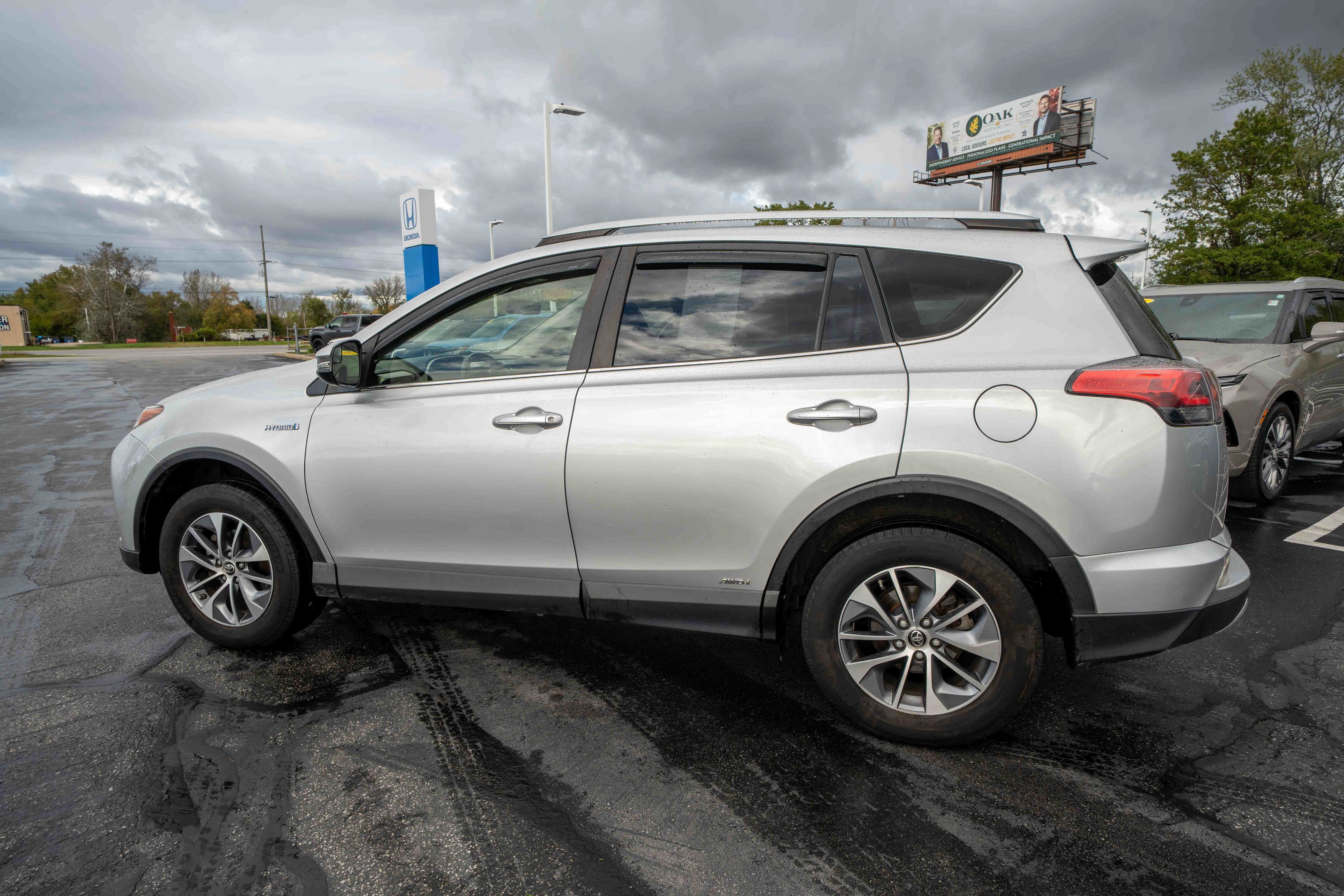Used 2016 Toyota RAV4 XLE AWD/4WD image 4