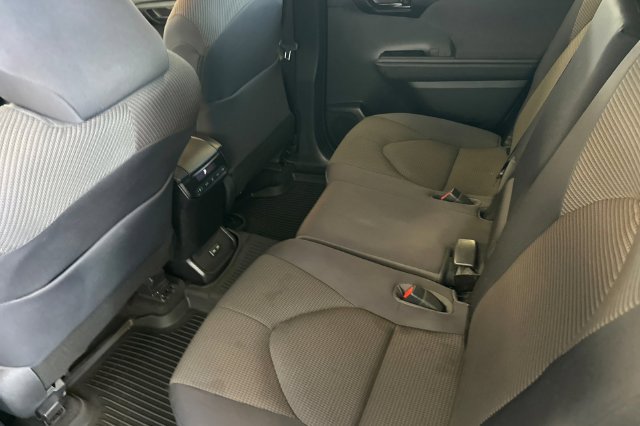 Used 2023 Toyota Highlander LE AWD/4WD image 14