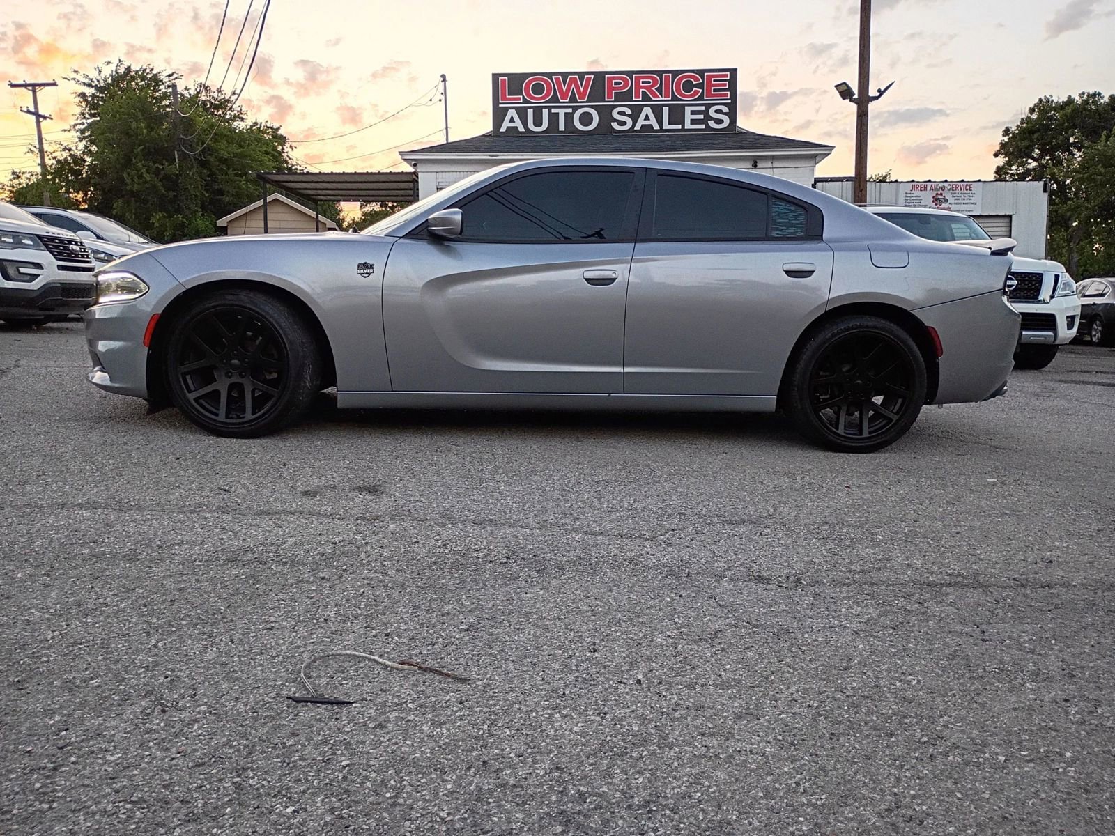Used 2017 Dodge Charger SE RWD image 2