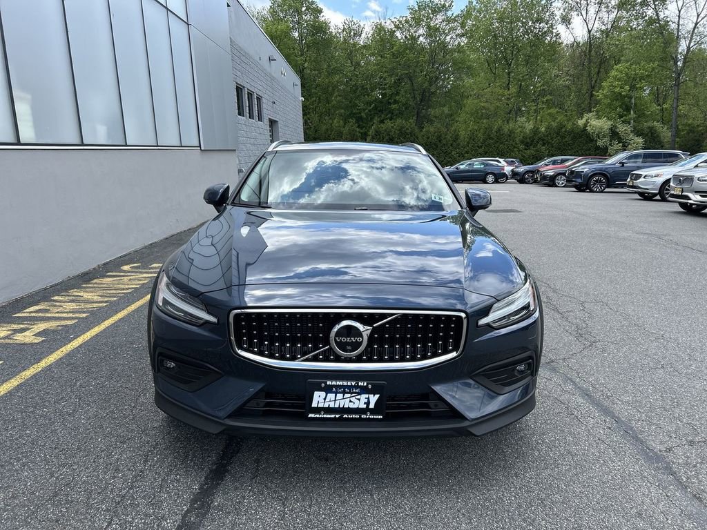 Certified 2023 Volvo V60 B5 Cross Country Plus AWD/4WD image 3