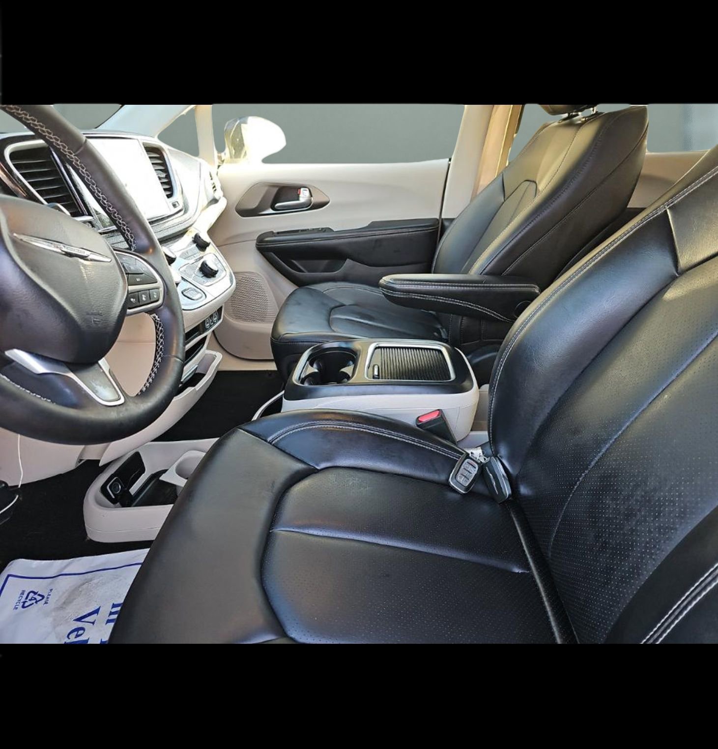 Used 2023 Chrysler Pacifica Touring-L image 16