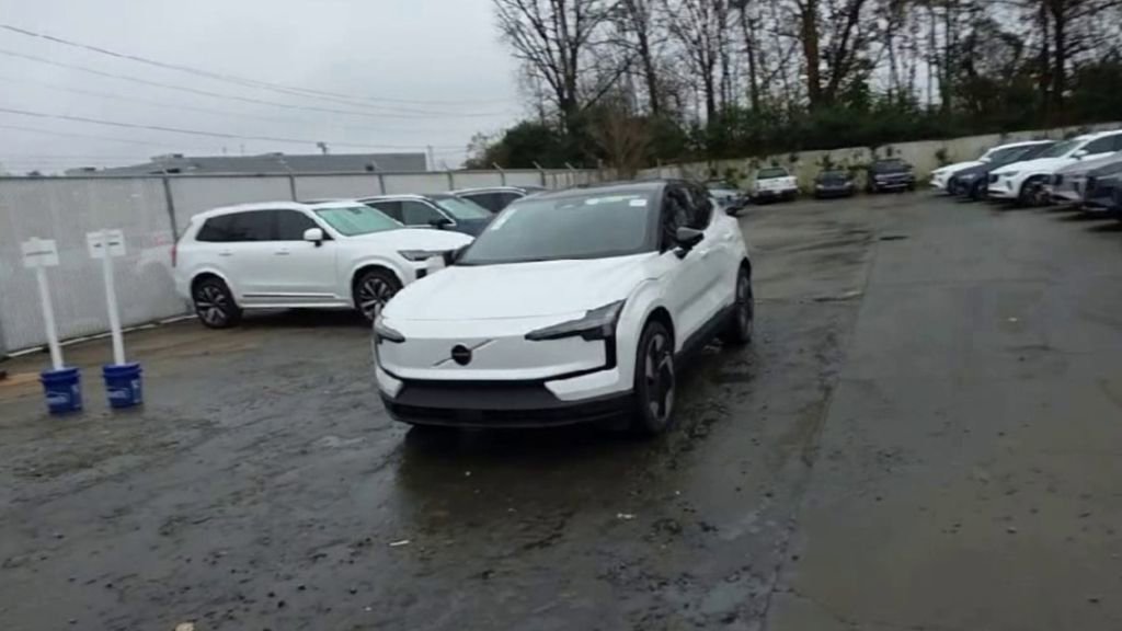 New 2025 Volvo EX30 Plus w/ Protection Package Premier image 3