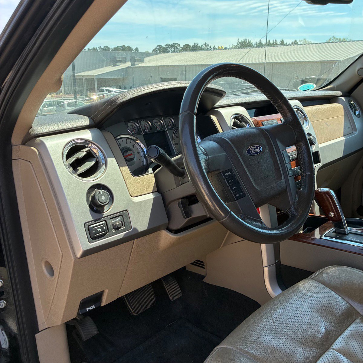 Used 2010 Ford F150 Lariat image 10