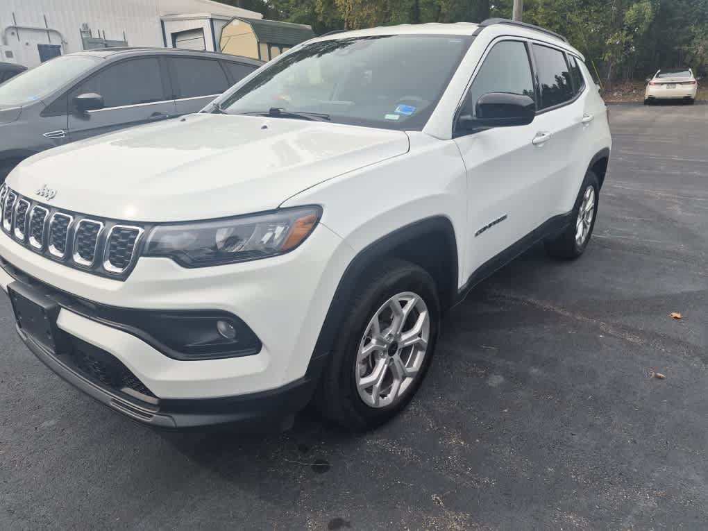 Used 2025 Jeep Compass Latitude AWD/4WD image 3