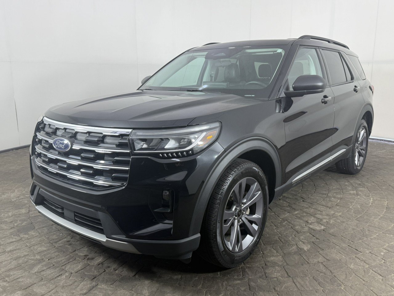 Used 2025 Ford Explorer Active w/ Active Comfort Package AWD/4WD image 3