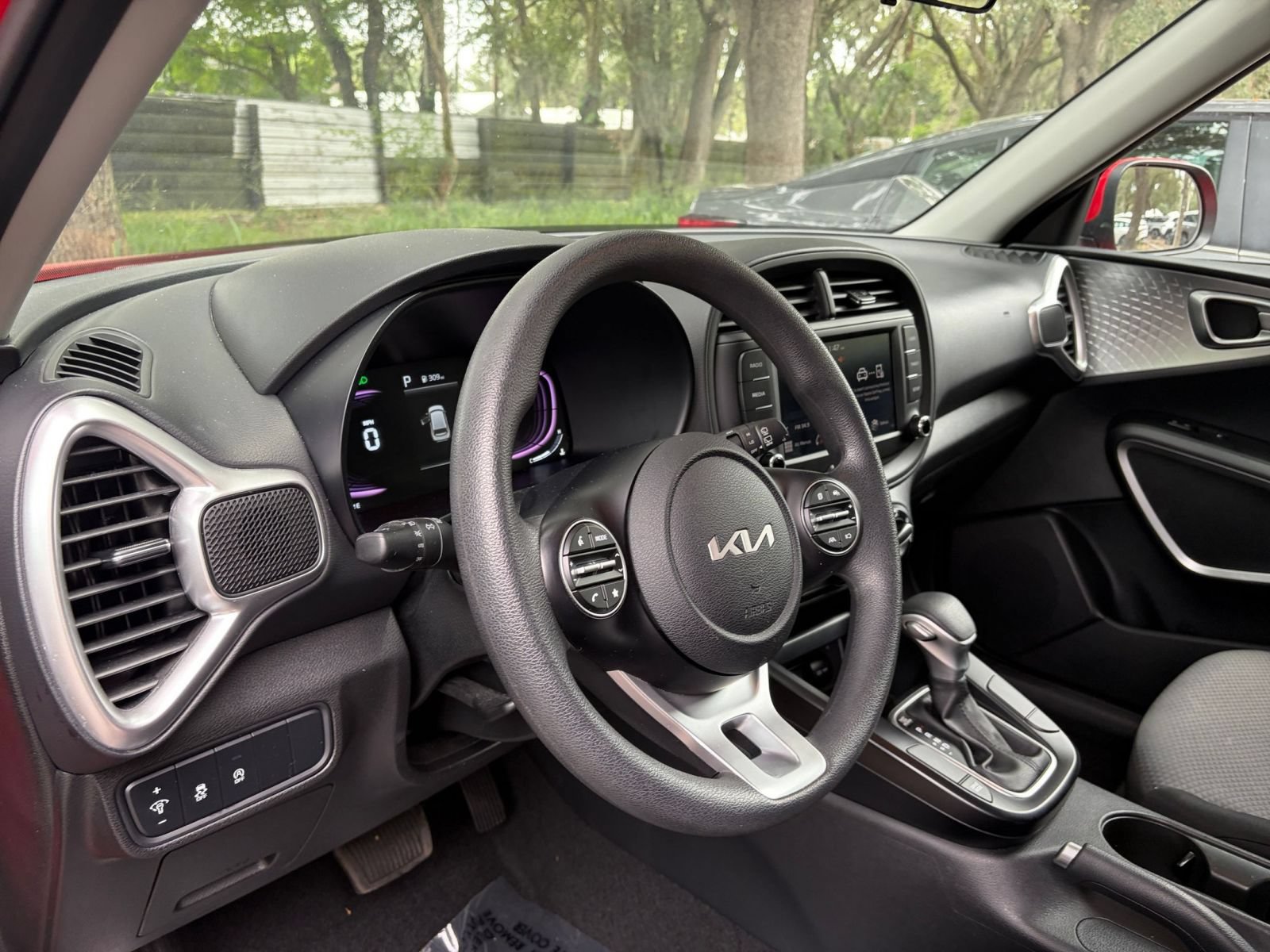 Used 2025 Kia Soul LX w/ LX Technology Package FWD image 31