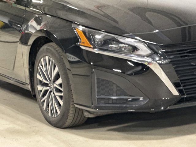 Used 2023 Nissan Altima 2.5 SV w/ SV Premium Package image 3