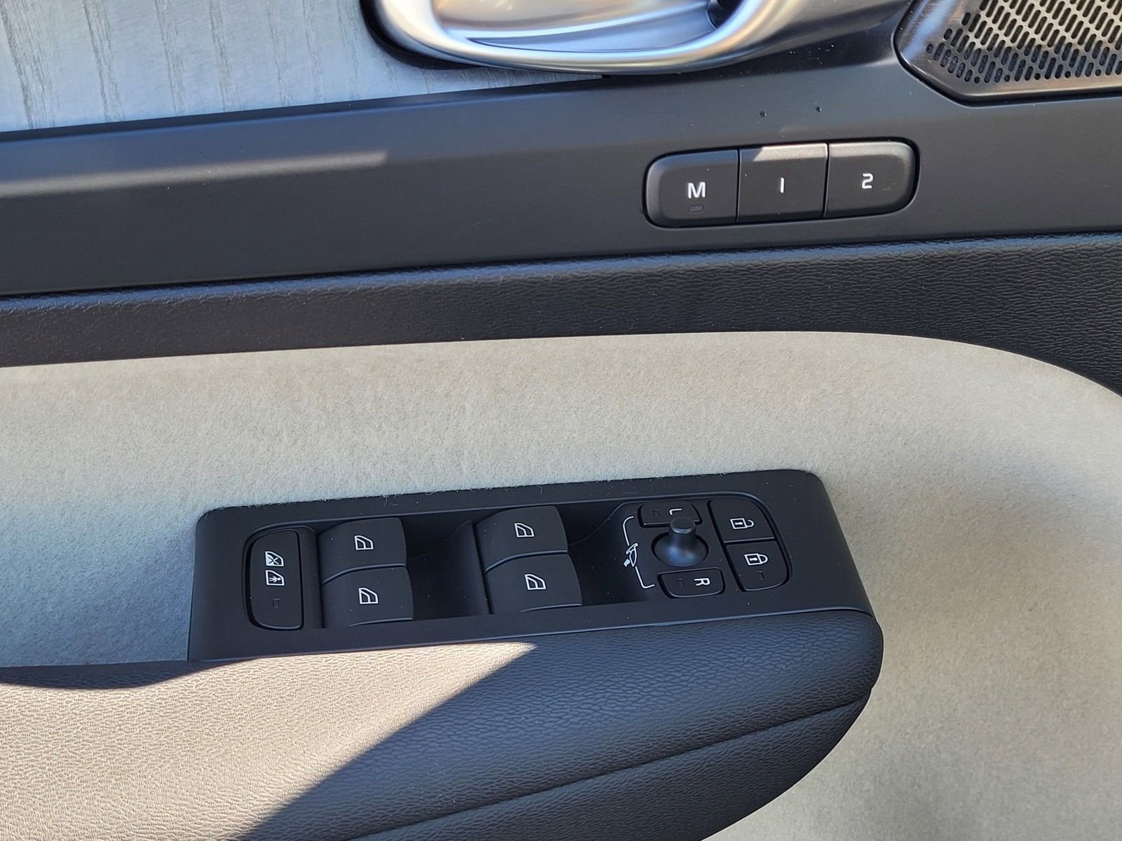 Certified 2024 Volvo XC40 B5 Ultimate w/ Climate Package image 16