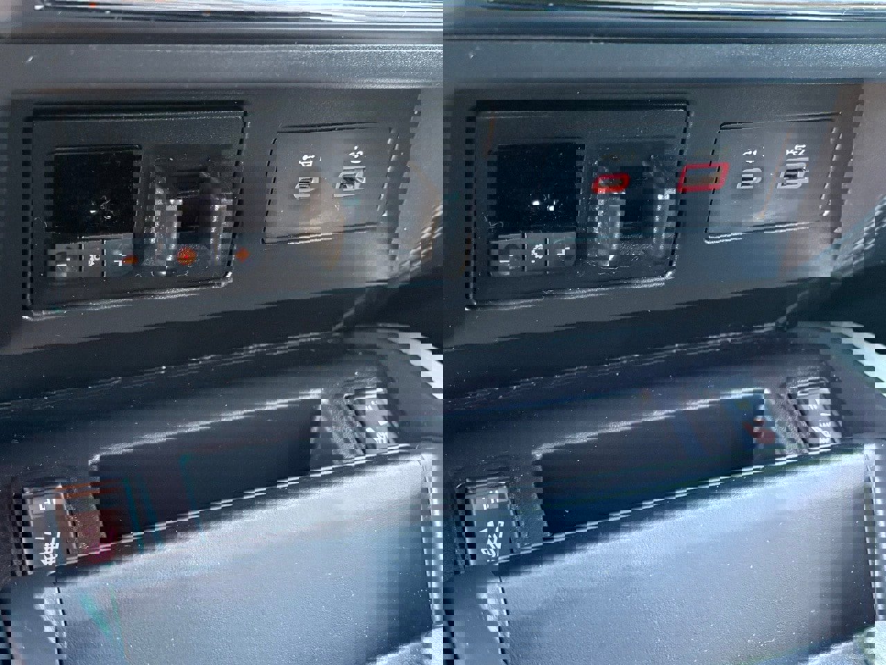 Certified 2024 Nissan Titan SV w/ SV Convenience Package image 25