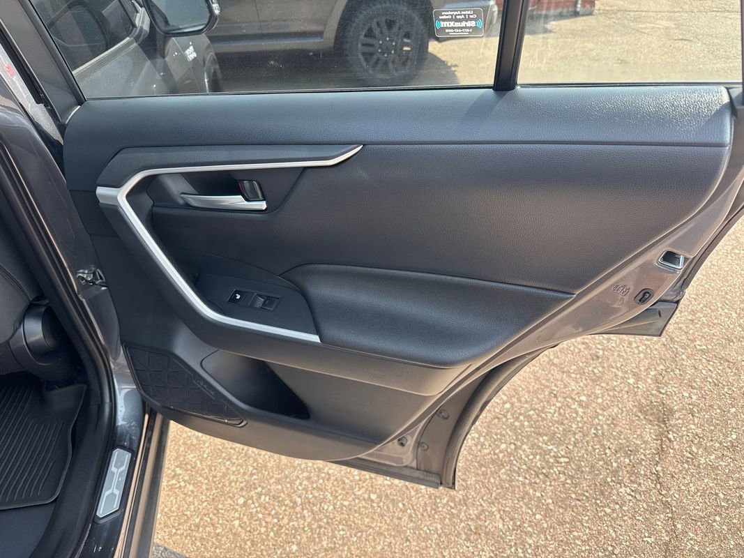Used 2023 Toyota RAV4 SE image 16