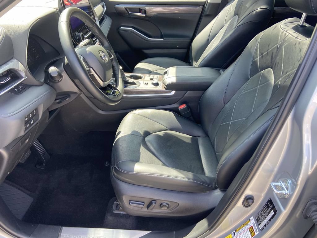 Used 2025 Toyota Highlander Platinum AWD/4WD image 24