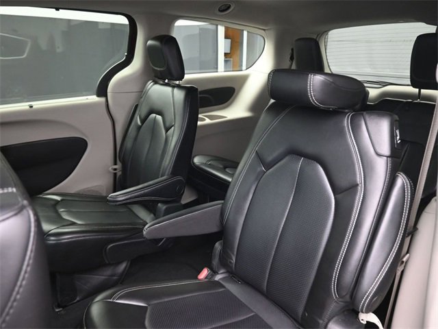 Used 2023 Chrysler Pacifica Touring-L image 12