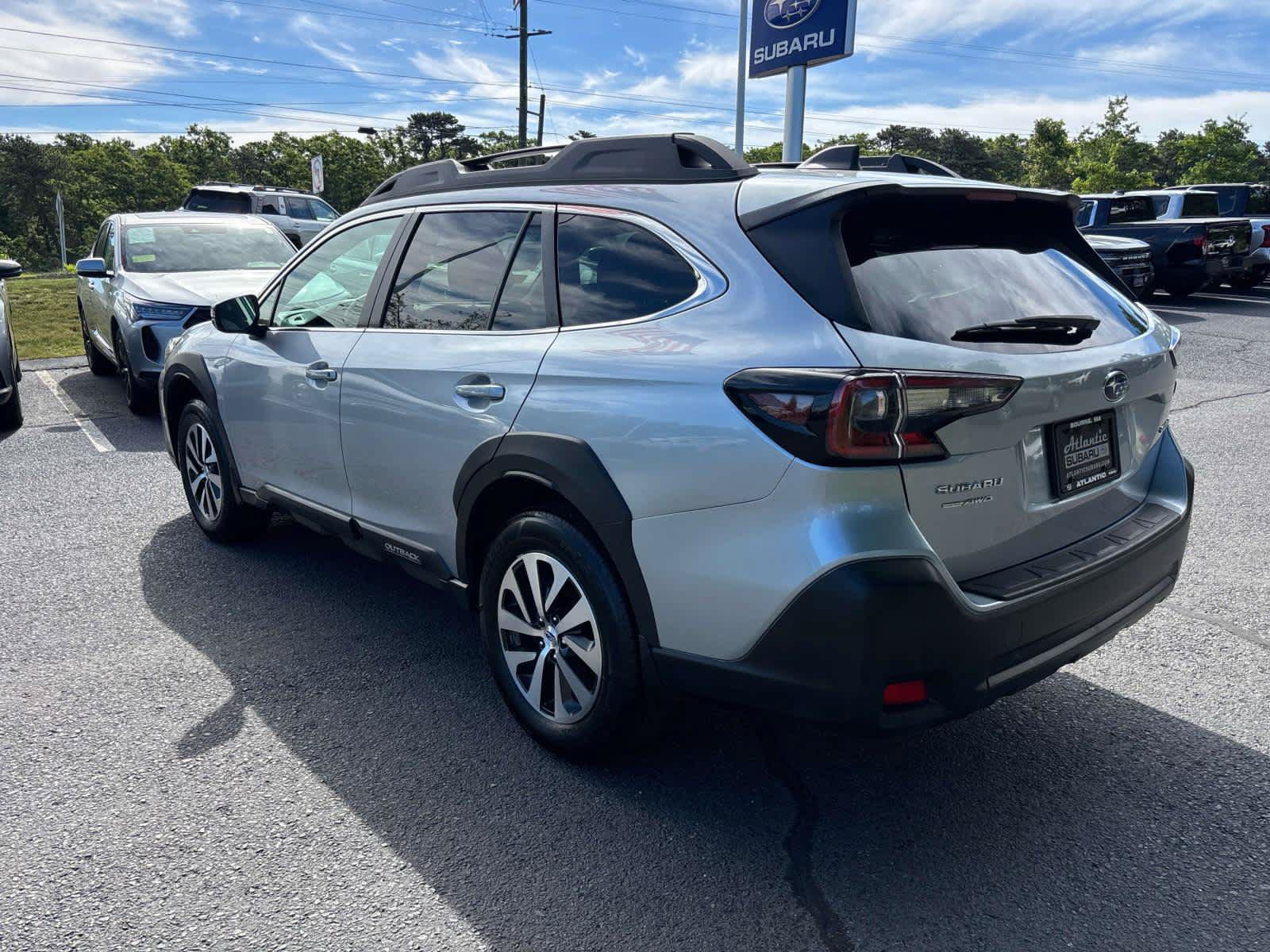 Used 2023 Subaru Outback Premium AWD/4WD image 5