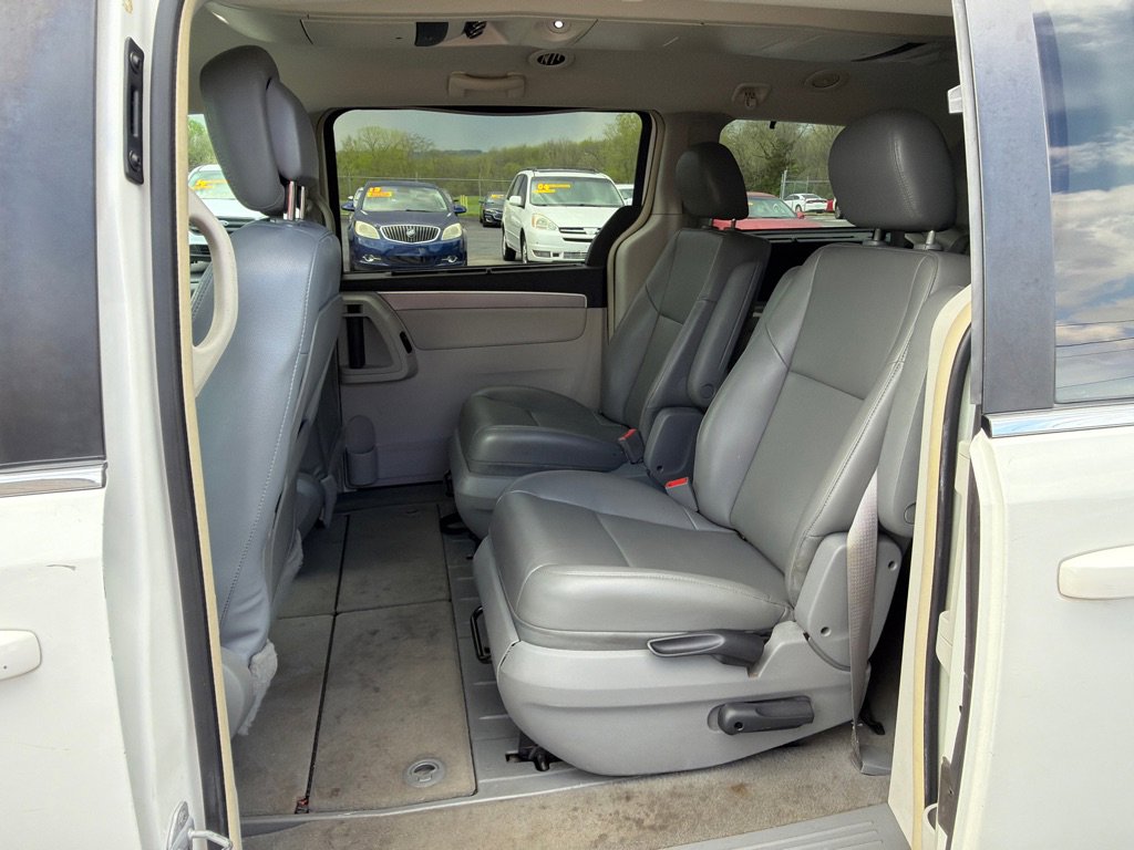 Used 2011 Volkswagen Routan SE image 13