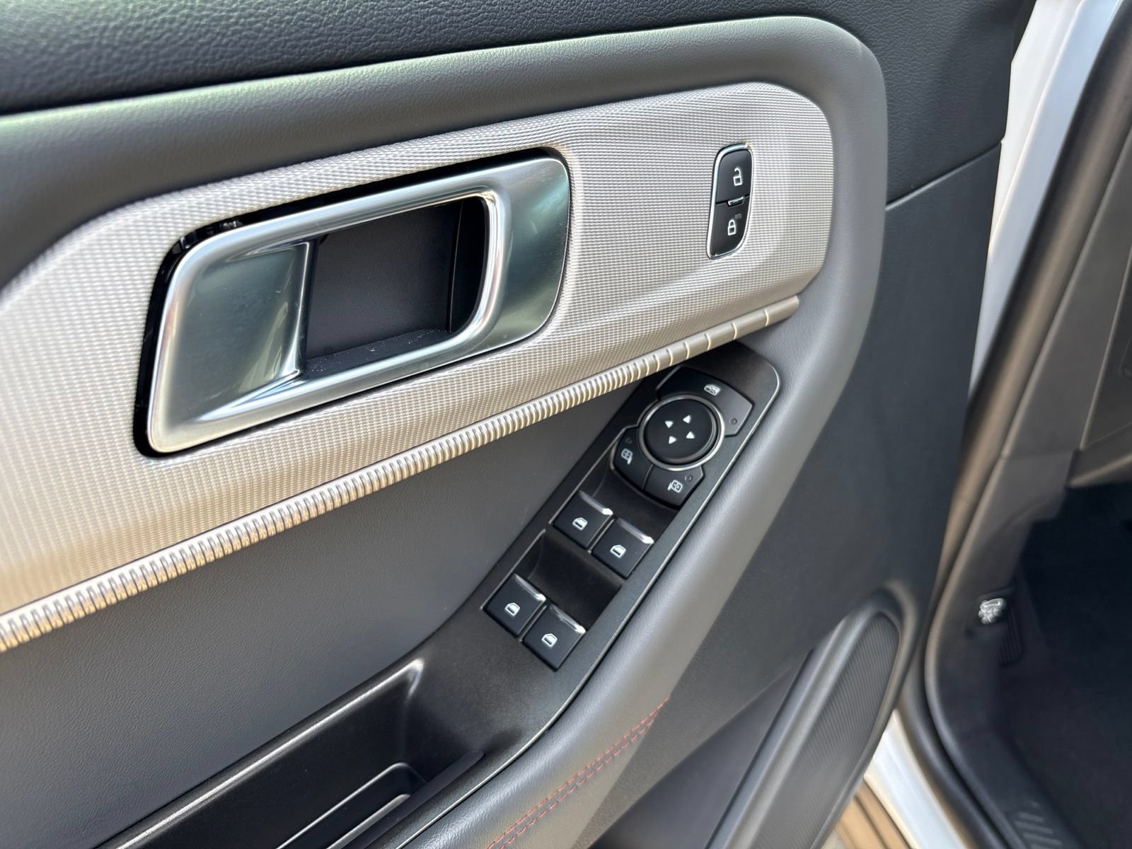 New 2026 Ford Explorer Active w/ Active Comfort Package RWD image 17