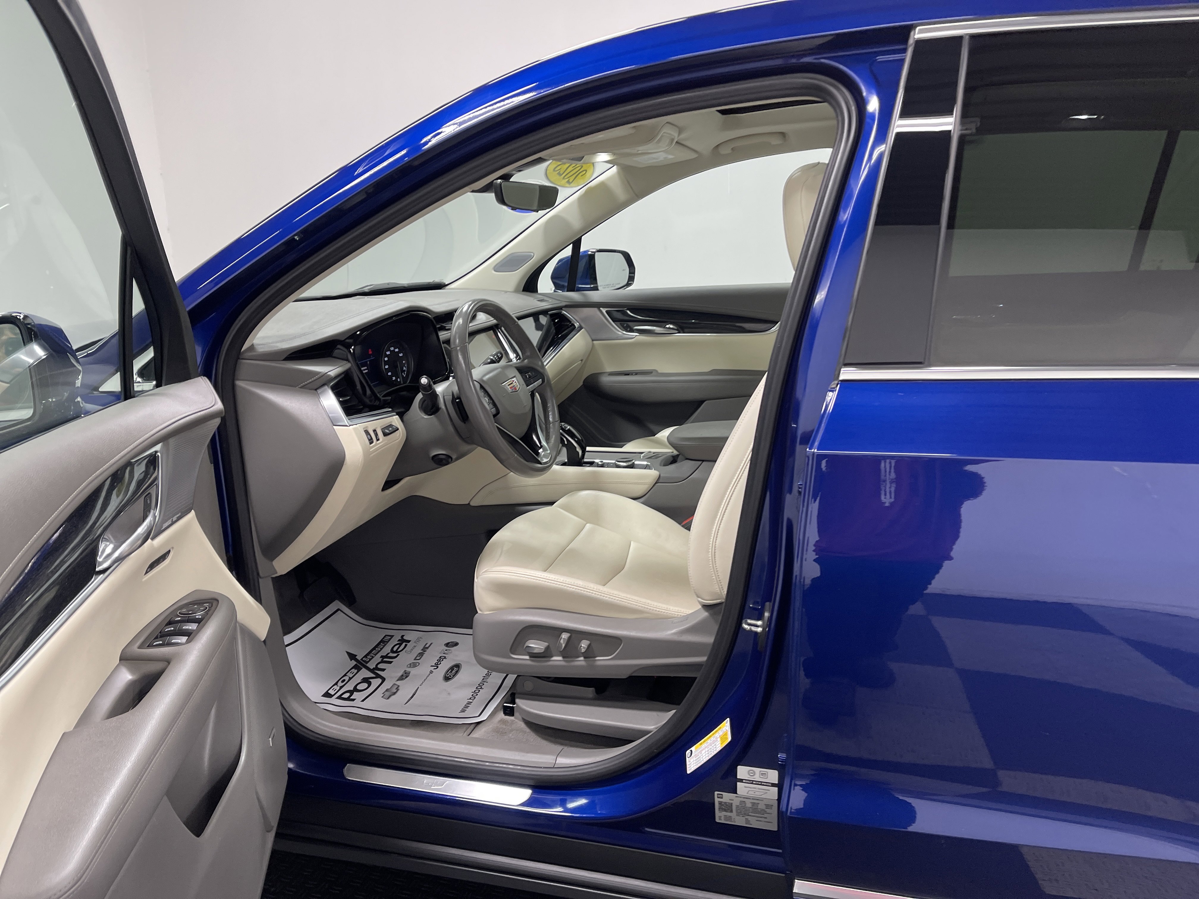 Used 2023 Cadillac XT6 Premium Luxury w/ Technology Package AWD/4WD image 9