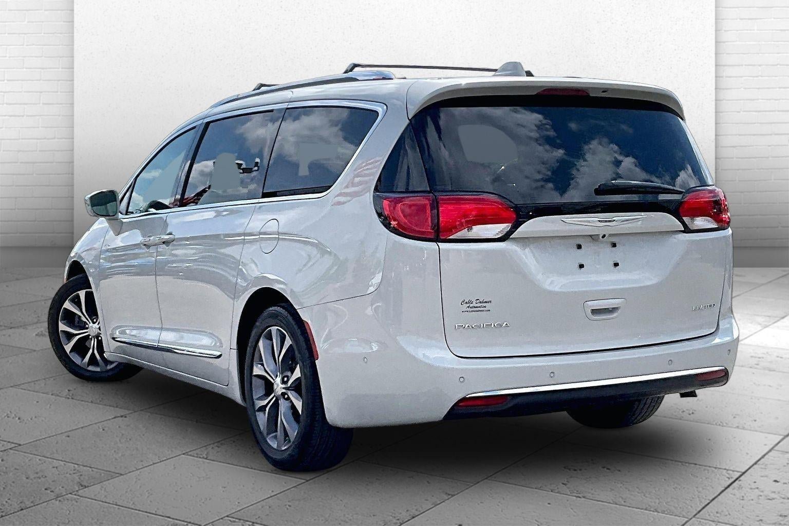 Used 2020 Chrysler Pacifica Limited w/ Tire & Wheel Group FWD image 9