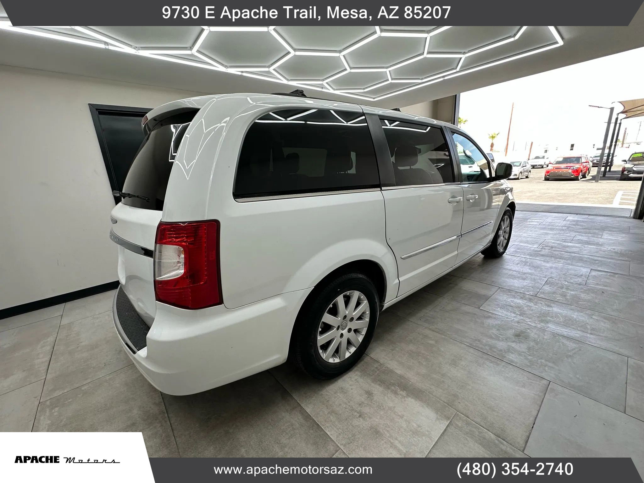 Used 2014 Chrysler Town & Country Touring image 6