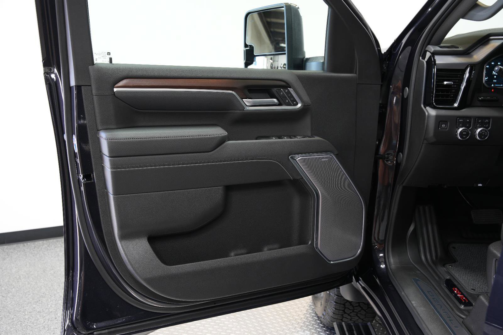 New 2025 GMC Sierra 2500 Denali w/ Denali Reserve Package image 23