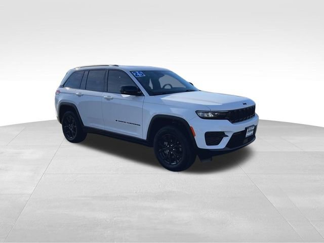 Used 2025 Jeep Grand Cherokee Altitude image 2