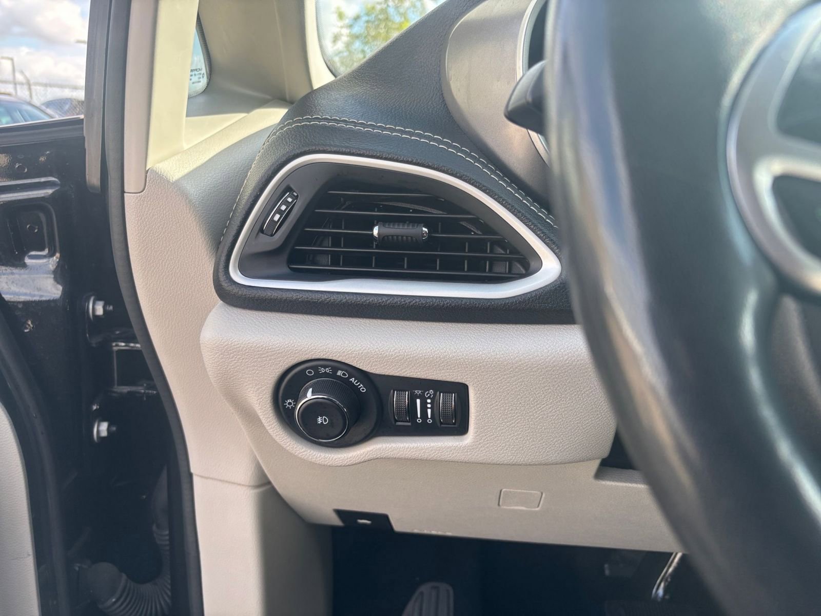 Used 2023 Chrysler Pacifica Touring-L image 35