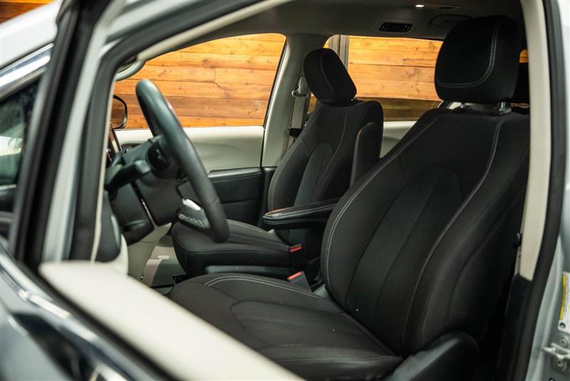 Used 2023 Chrysler Voyager LX image 9