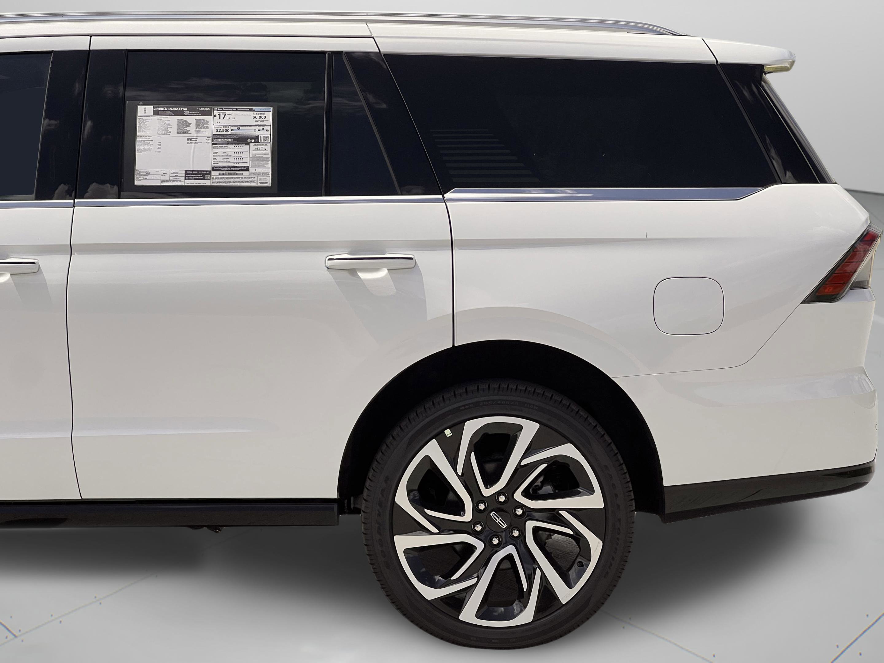 Used 2026 Lincoln Navigator Reserve AWD/4WD image 32