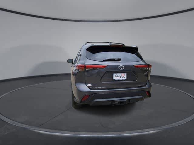 Used 2022 Toyota Highlander XLE AWD/4WD image 7