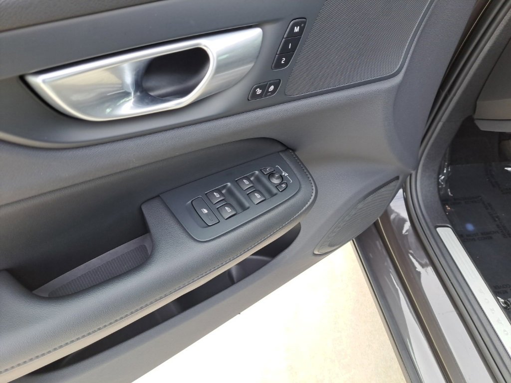 Used 2025 Volvo S60 B5 Core image 15